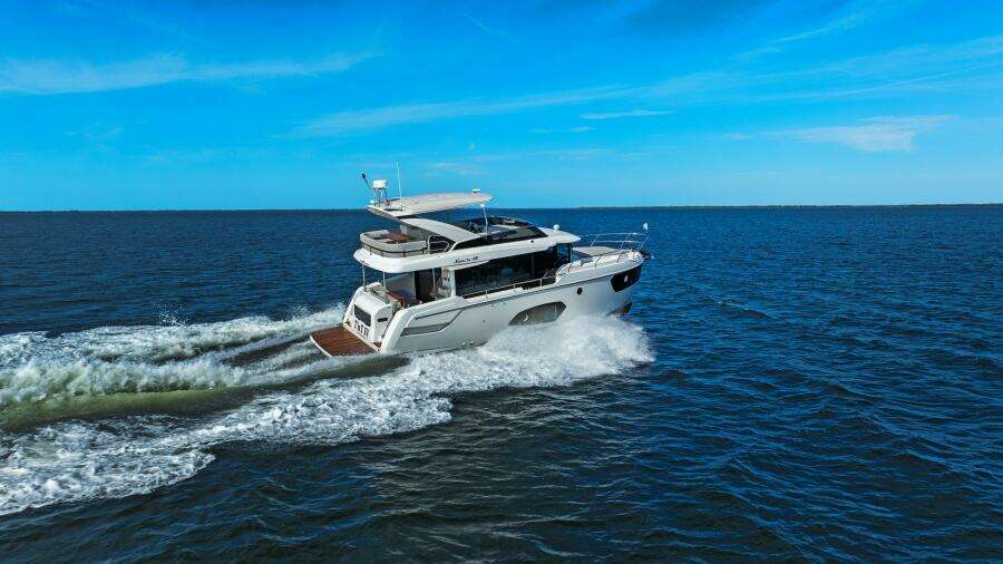 2025 Absolute 48 Navetta - Profile