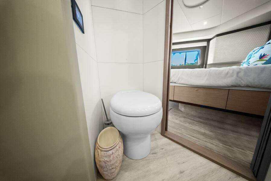 2025 Absolute 48 Navetta - Head