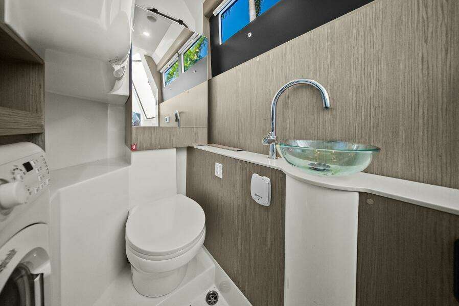 2025 Absolute 48 Navetta - Head