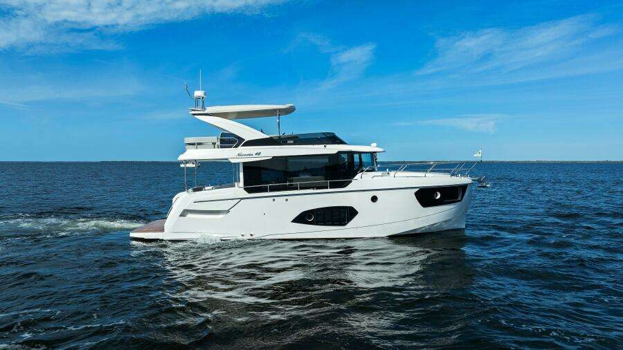 2025 Absolute 48 Navetta - Profile 