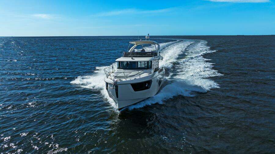 2025 Absolute 48 Navetta - Profile