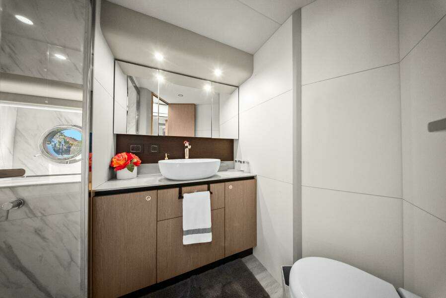 2025 Absolute 48 Navetta - Head