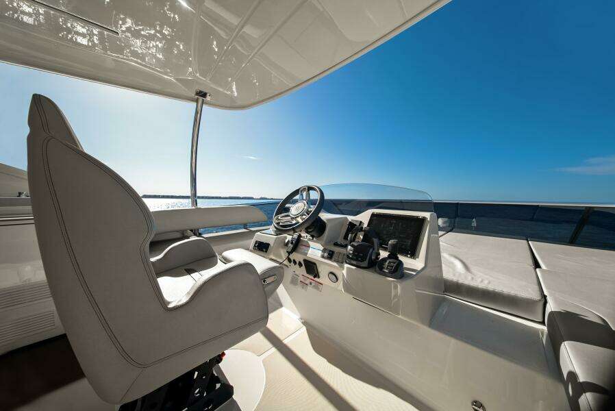 2025 Absolute 48 Navetta - Flybridge Helm