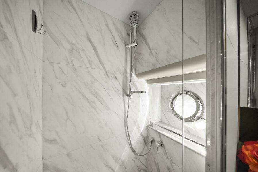 2025 Absolute 48 Navetta - Head