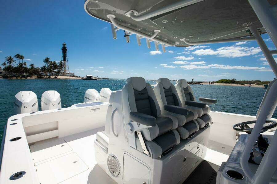 Invincible 35 Emanon - Exterior Helm