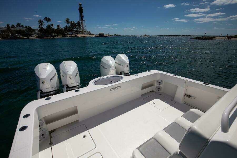 Invincible 35 Emanon - Exterior Cockpit