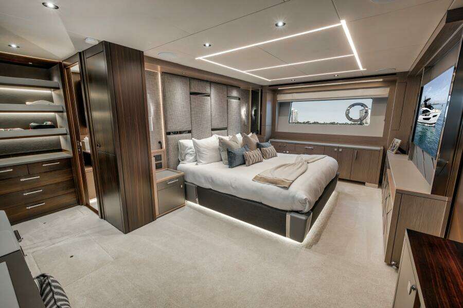 2026 Sunseeker 88 Yacht