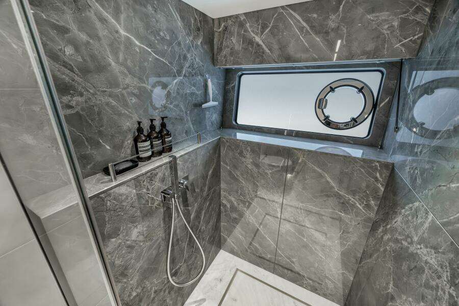 2026 Sunseeker 88 Yacht