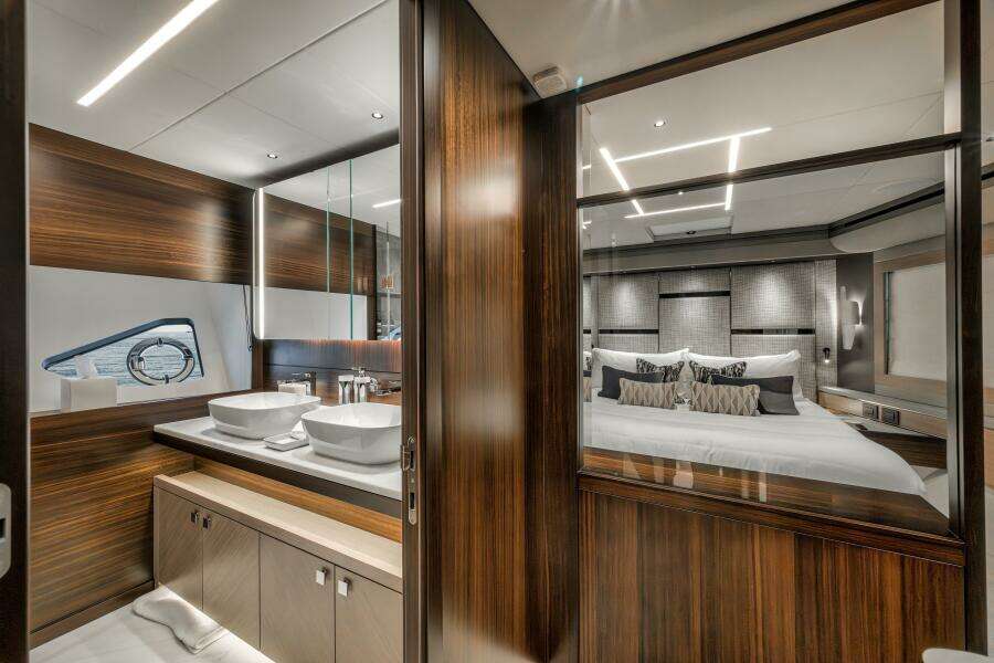 2026 Sunseeker 88 Yacht