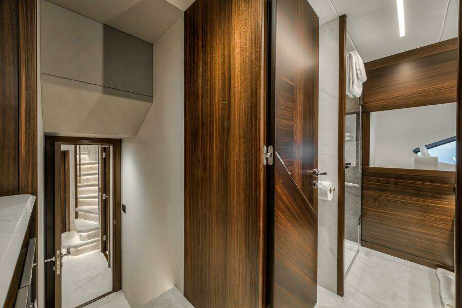 2026 Sunseeker 88 Yacht