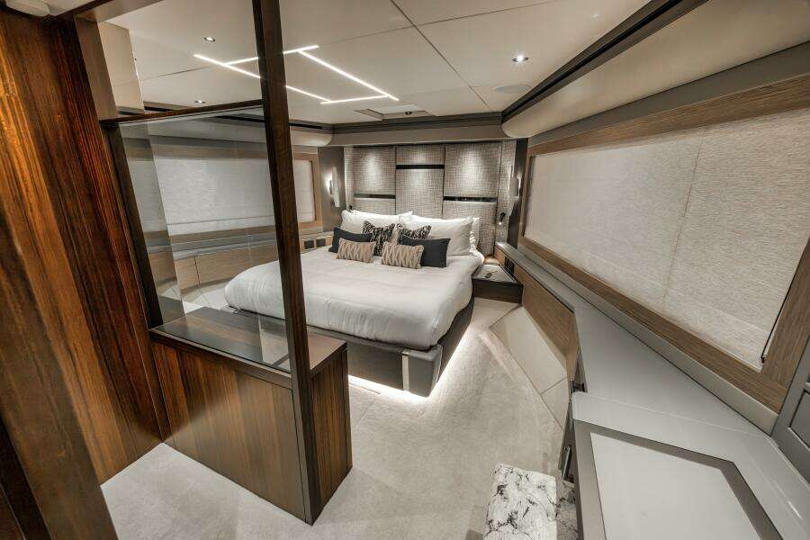 2026 Sunseeker 88 Yacht