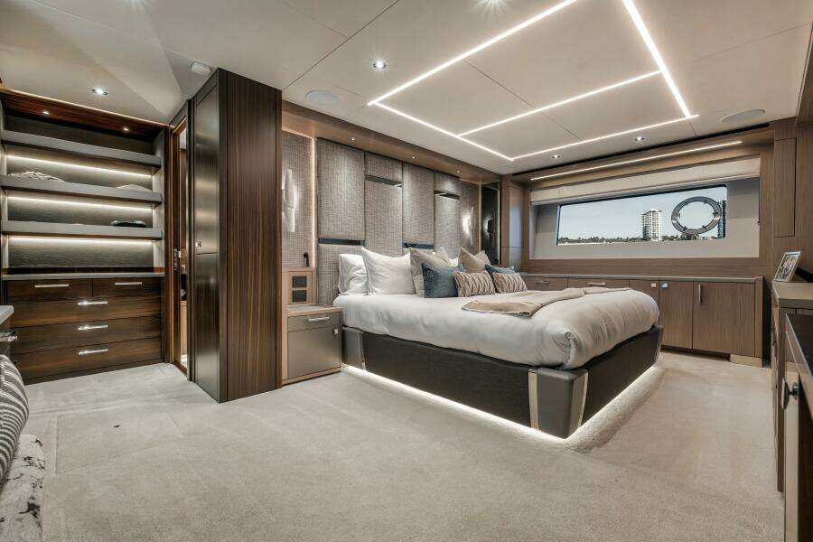 2026 Sunseeker 88 Yacht