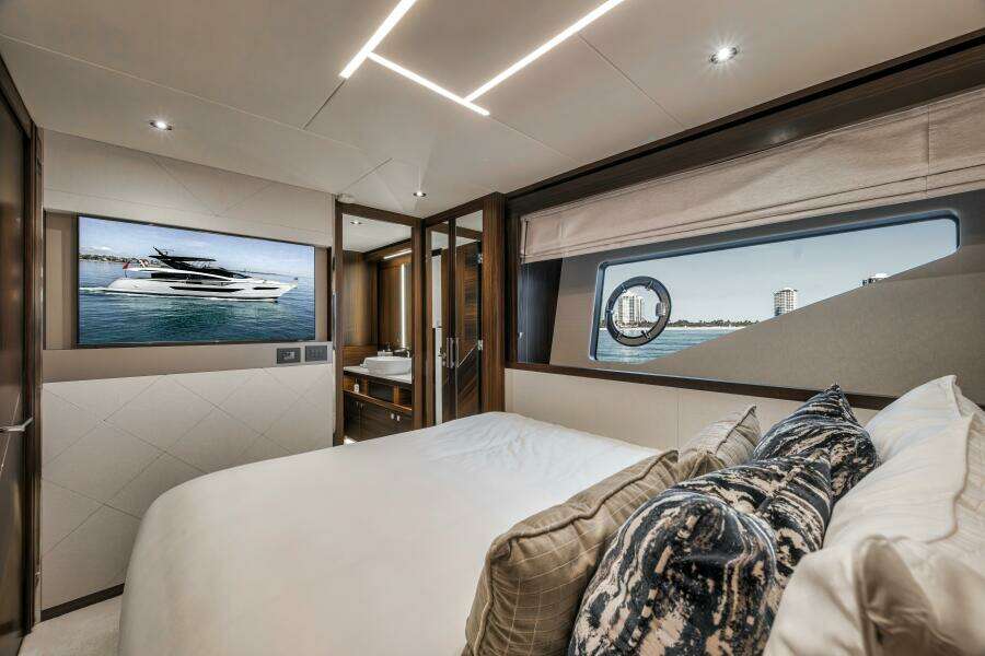 2026 Sunseeker 88 Yacht