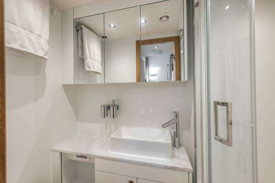 2026 Sunseeker 88 Yacht