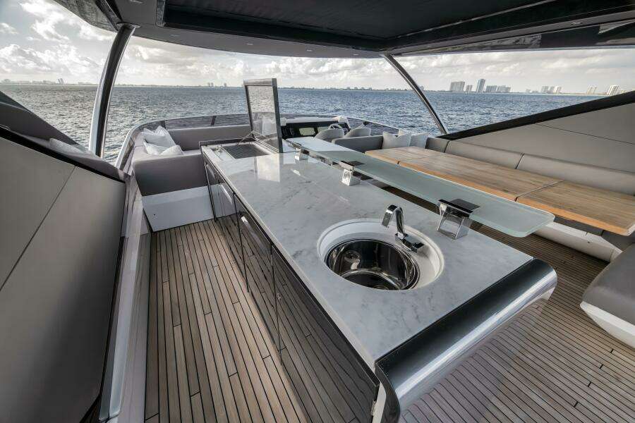 2026 Sunseeker 88 Yacht