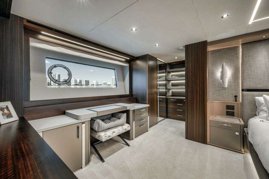 2026 Sunseeker 88 Yacht