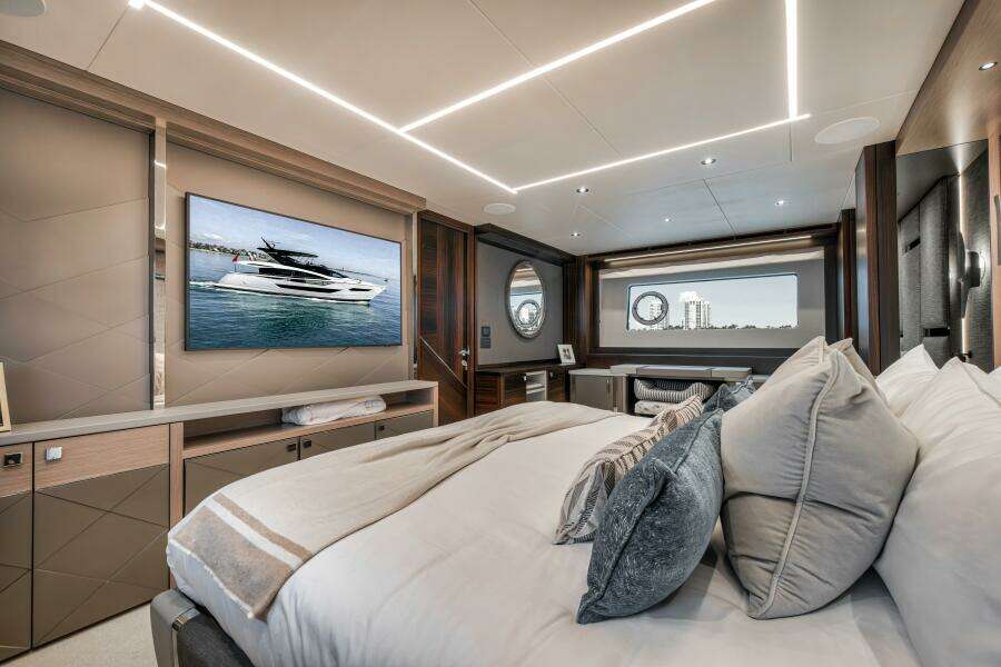 2026 Sunseeker 88 Yacht