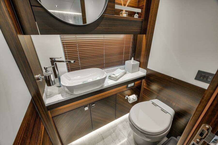 2026 Sunseeker 88 Yacht