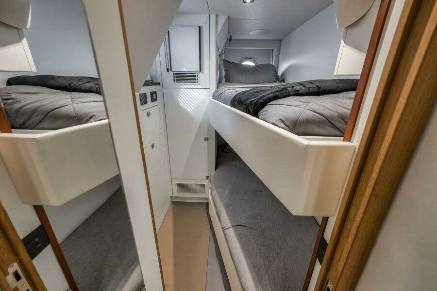 2026 Sunseeker 88 Yacht