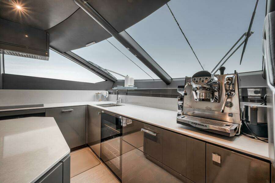 2026 Sunseeker 88 Yacht