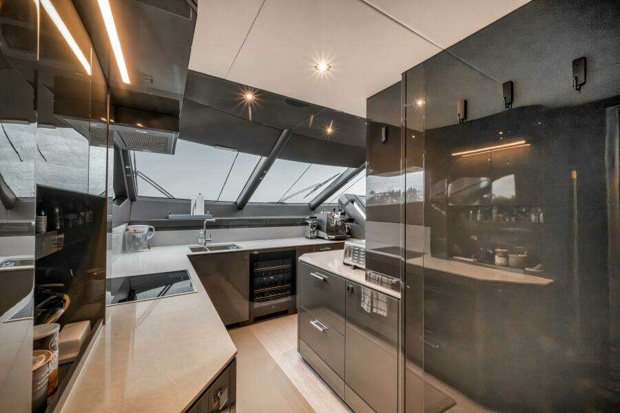 2026 Sunseeker 88 Yacht