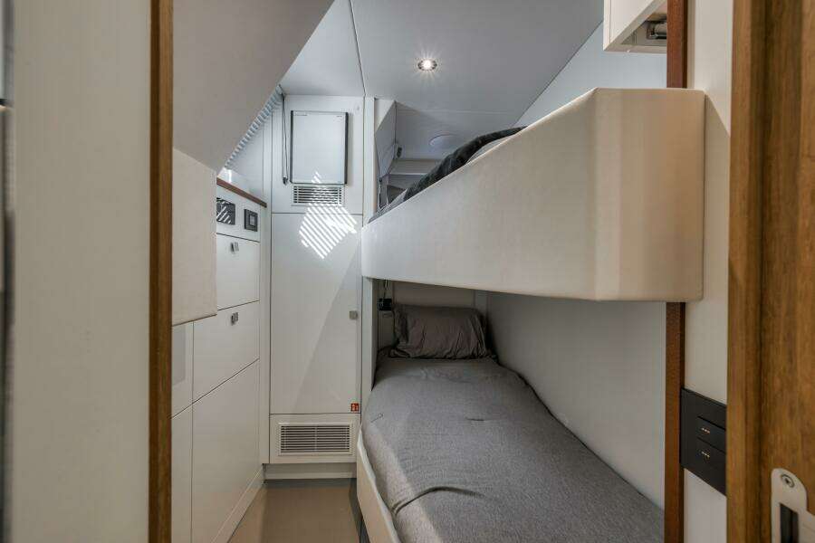 2026 Sunseeker 88 Yacht