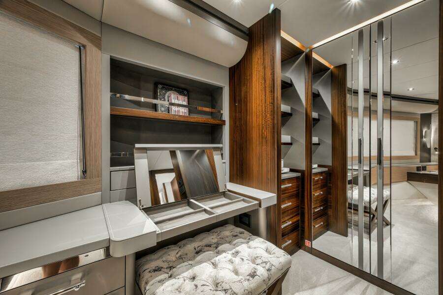 2026 Sunseeker 88 Yacht