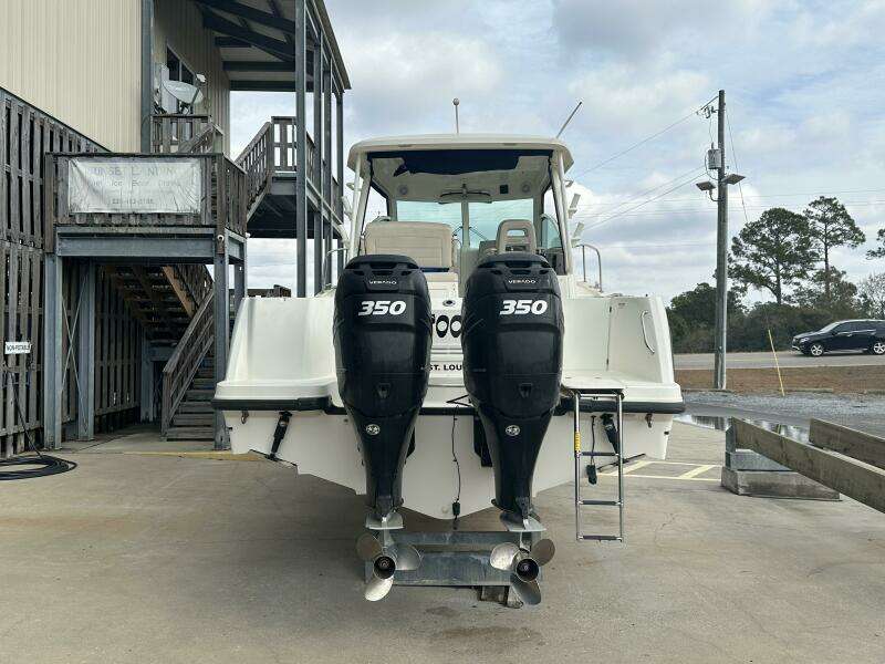 2016 Boston Whaler 315 Conquest