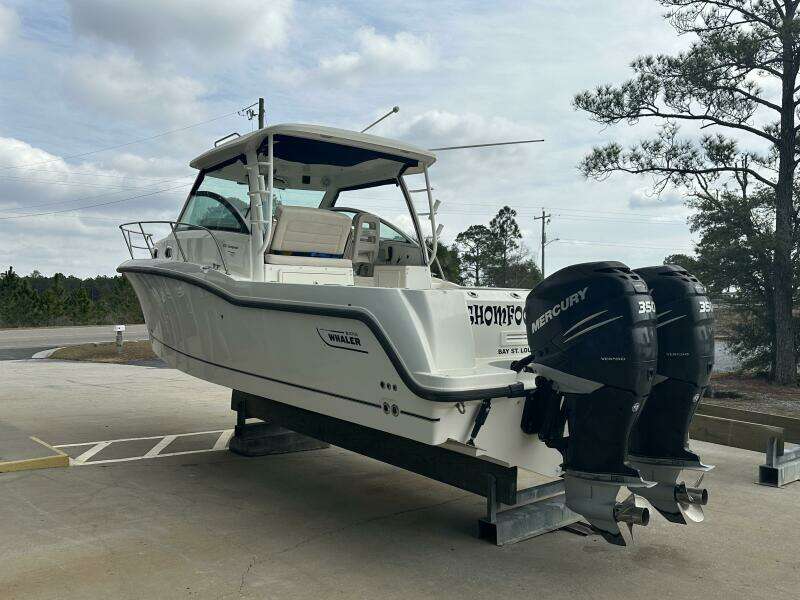 2016 Boston Whaler 315 Conquest