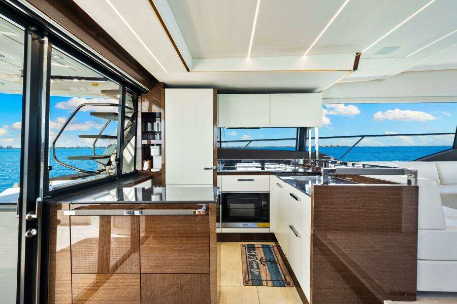 2019 Prestige 630 Flybridge - Galley