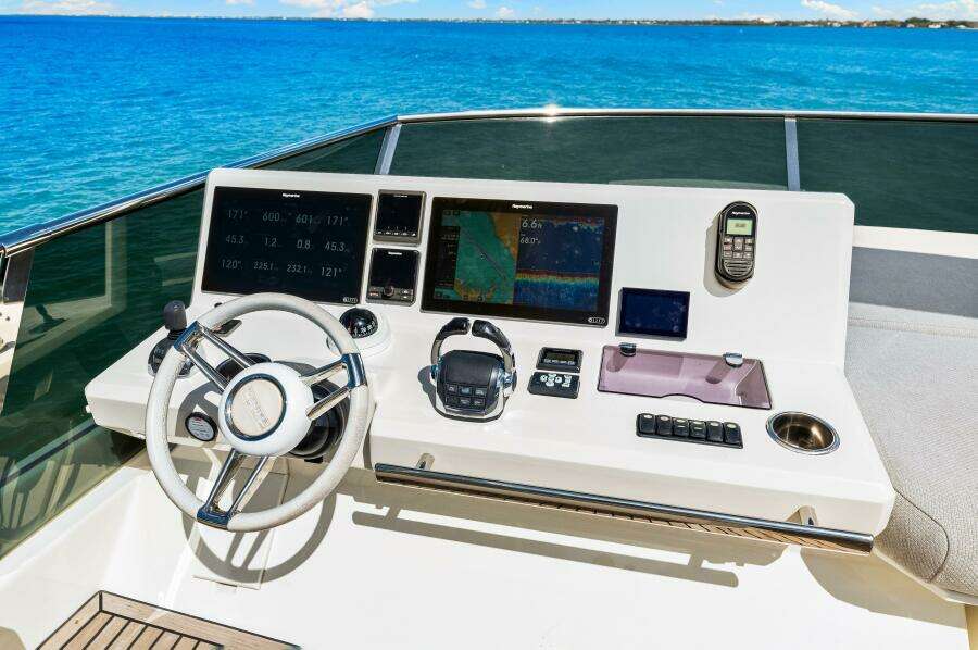 2019 Prestige 630 Flybridge - Helm