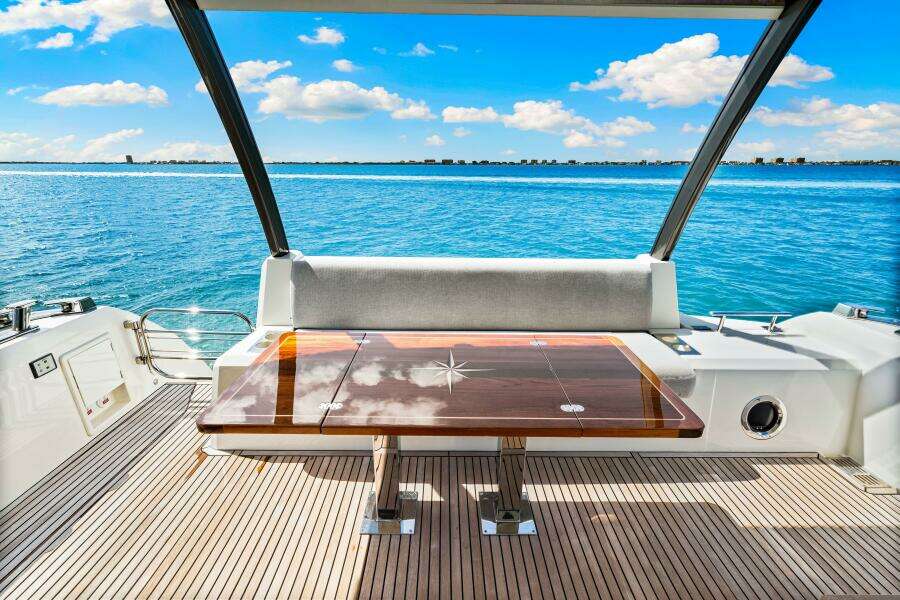 2019 Prestige 630 Flybridge - 2019 Prestige 630 Flybridge - Stern Seating