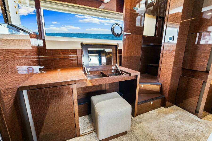 2019 Prestige 630 Flybridge - Stateroom