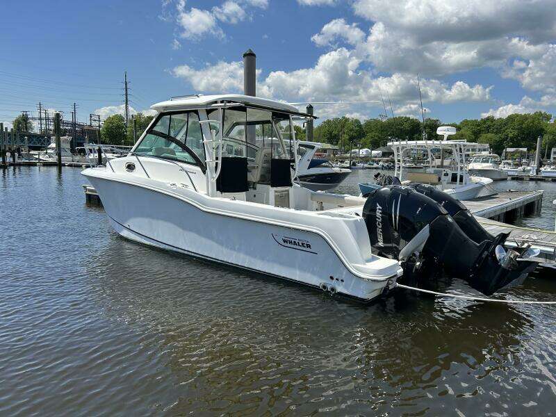 2015 Boston Whaler 285 Conquest