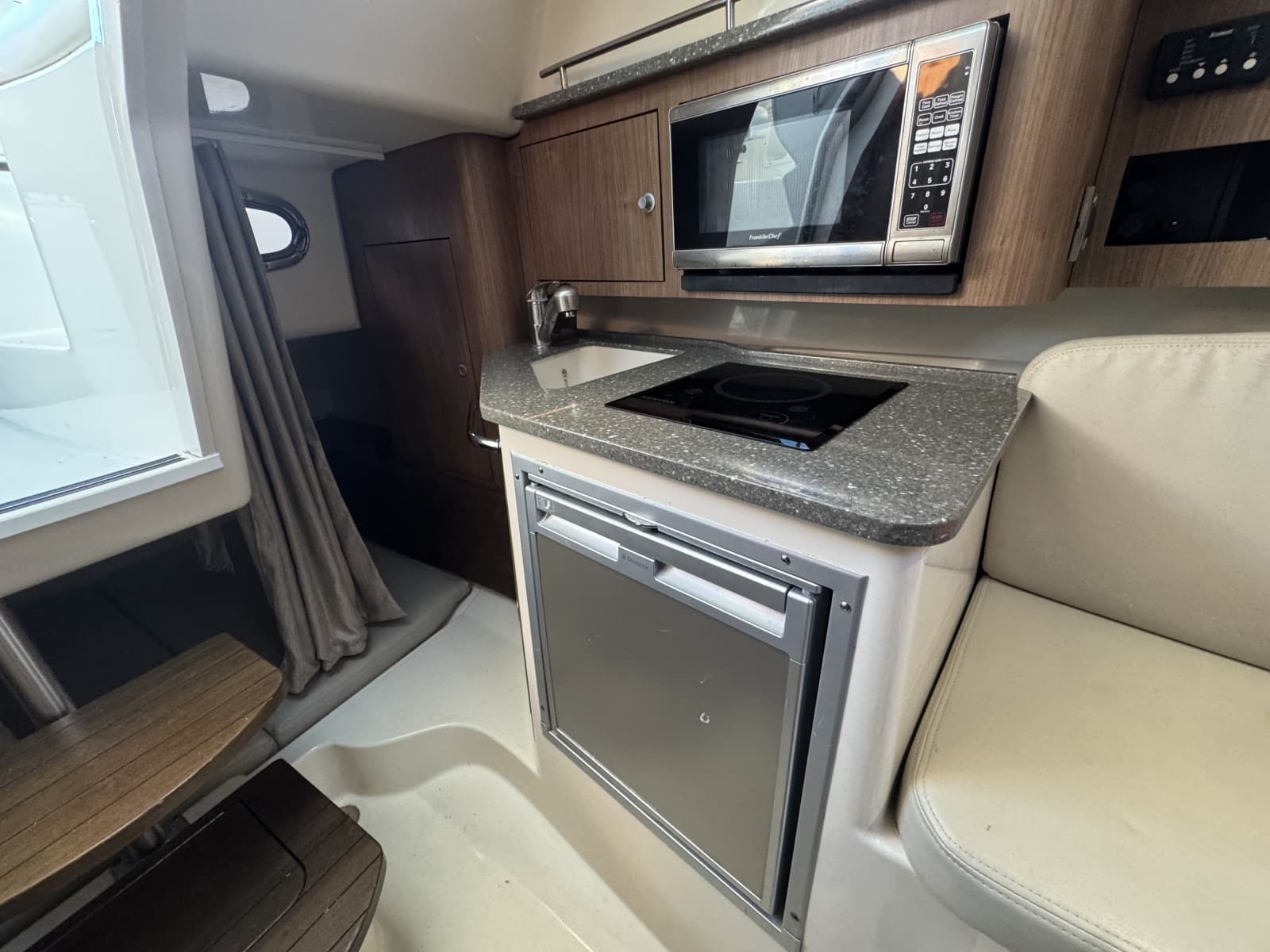 2015 Boston Whaler 285 Conquest