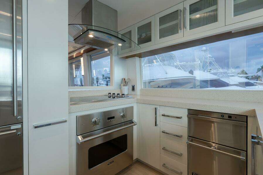 2012 Lazzara Yachts 