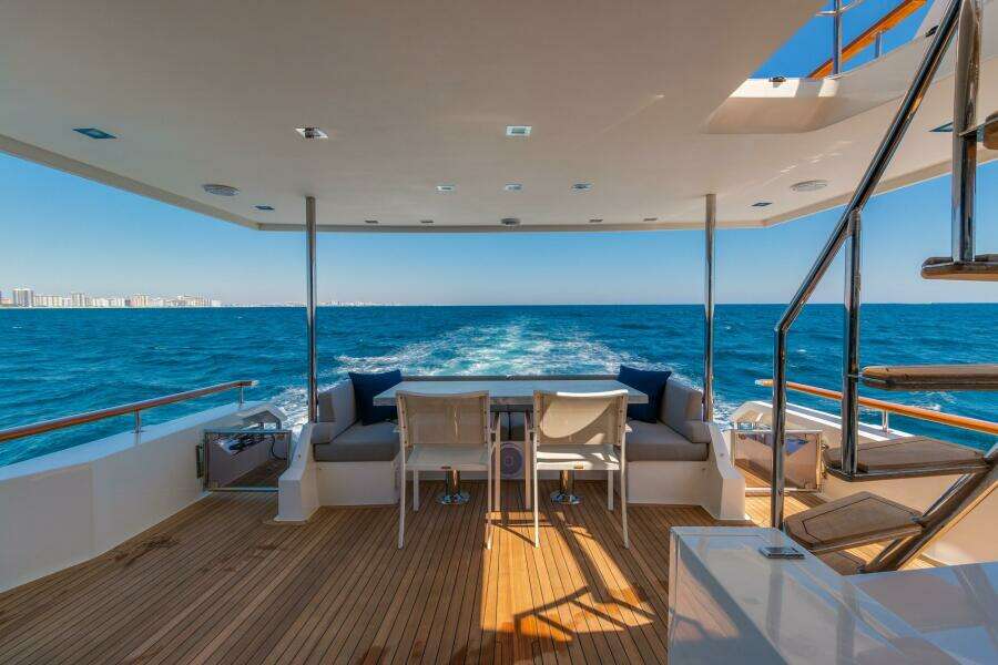 2012 Lazzara Yachts 
