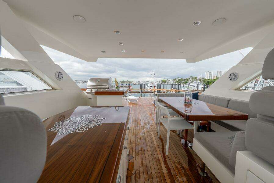 2012 Lazzara Yachts 