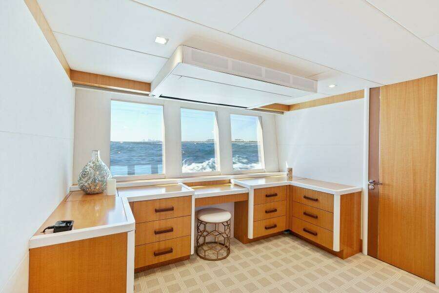 2012 Lazzara Yachts 