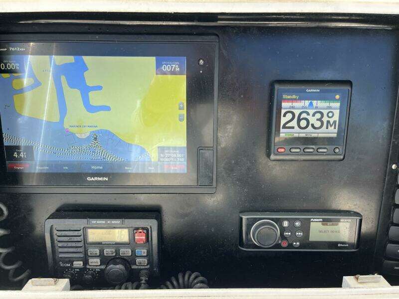 2006 Regulator 32 Center Console