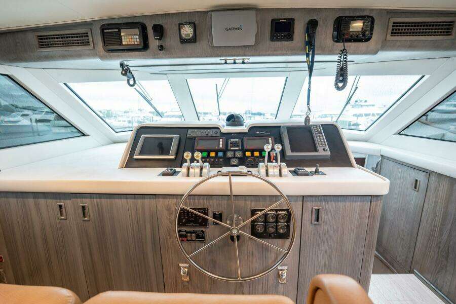 1998 Hatteras 74 Cockpit Motoryacht