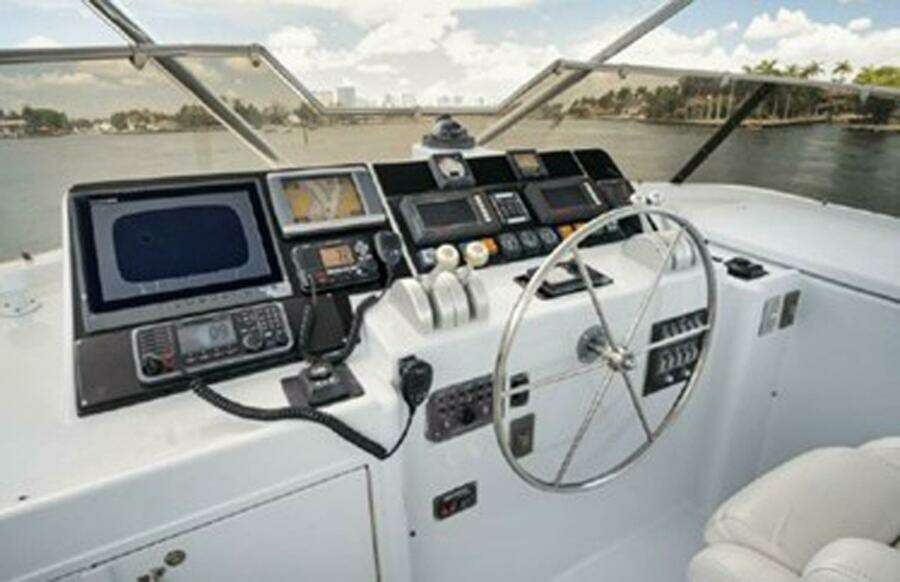 1998 Hatteras 74 Cockpit Motoryacht