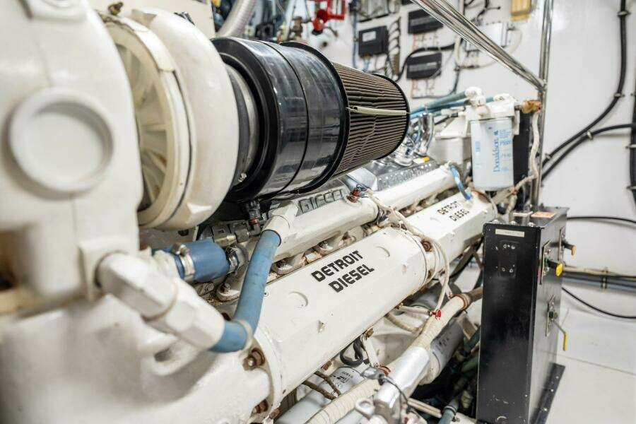 1998 Hatteras 74 Cockpit Motoryacht