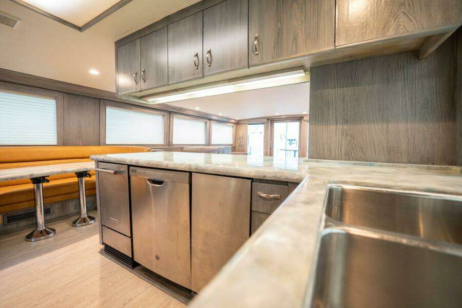 1998 Hatteras 74 Cockpit Motoryacht