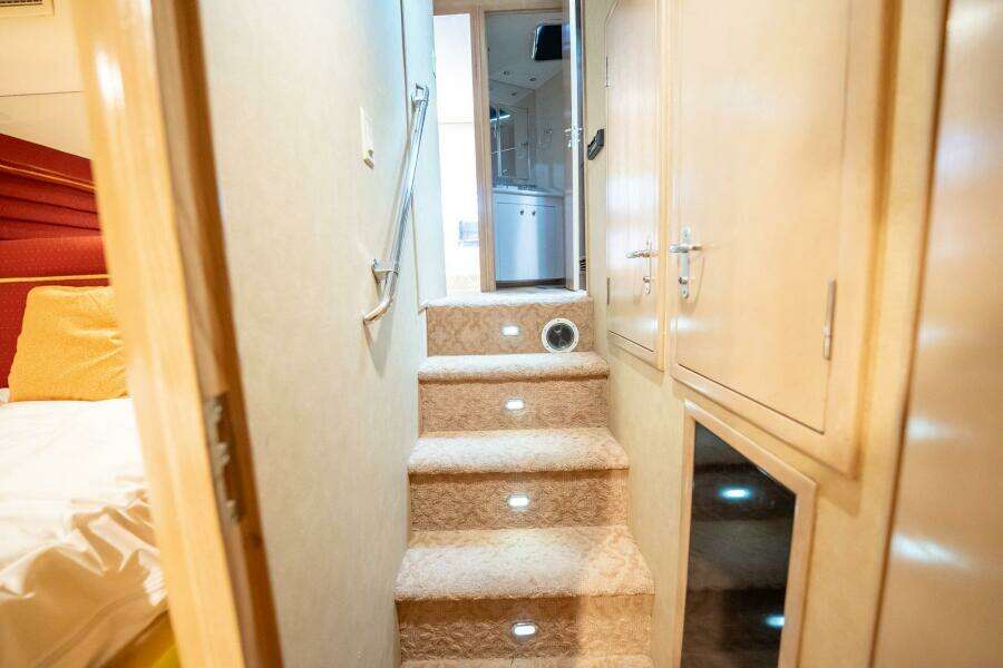 1998 Hatteras 74 Cockpit Motoryacht