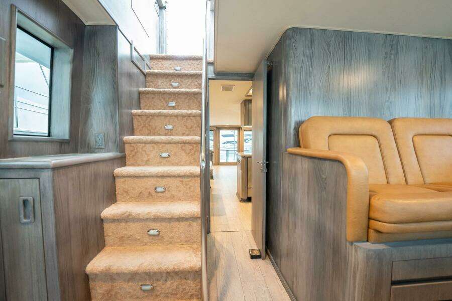 1998 Hatteras 74 Cockpit Motoryacht