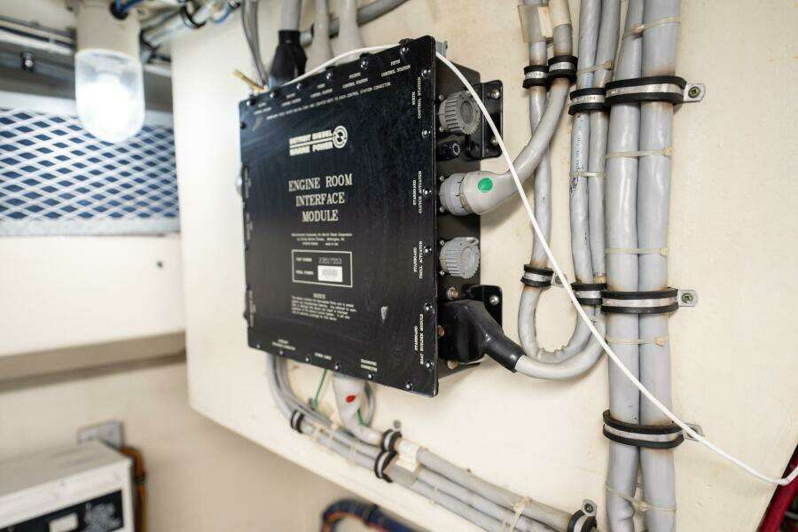 1998 Hatteras 74 Cockpit Motoryacht