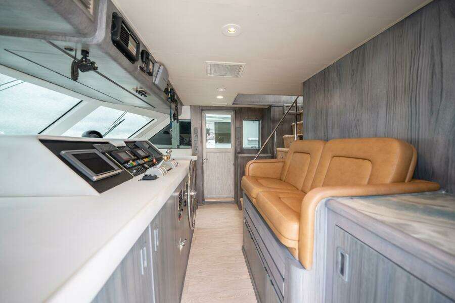 1998 Hatteras 74 Cockpit Motoryacht