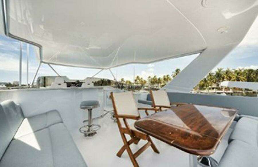 1998 Hatteras 74 Cockpit Motoryacht