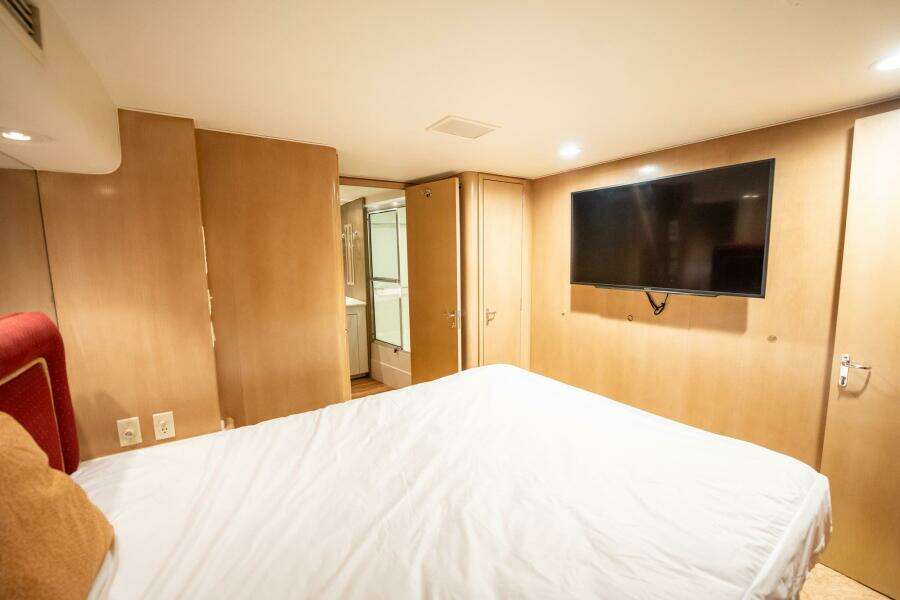 1998 Hatteras 74 Cockpit Motoryacht